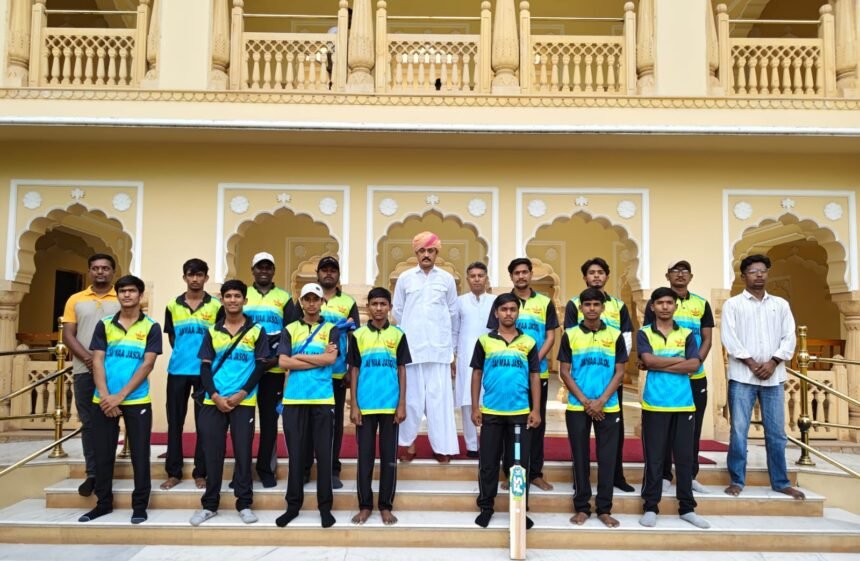 जसोलधाम में दर्शन कर जय मां जसोल क्रिकेट टीम ने लिया आशीर्वाद, कुंवर हरिशचंद्र सिंह जसोल ने खिलाड़ियों का किया उत्साहवर्धन IMG 20260312 WA0013