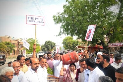 बालोतरा में गैस सिलेंडर की बढ़ती कीमतों के खिलाफ कांग्रेस का जोरदार प्रदर्शन, कलेक्ट्रेट के बाहर नारेबाजी कर फूंका प्रधानमंत्री का पुतला IMG 20260314 WA0056