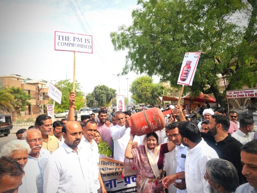 बालोतरा में गैस सिलेंडर की बढ़ती कीमतों के खिलाफ कांग्रेस का जोरदार प्रदर्शन, कलेक्ट्रेट के बाहर नारेबाजी कर फूंका प्रधानमंत्री का पुतला IMG 20260314 WA0056