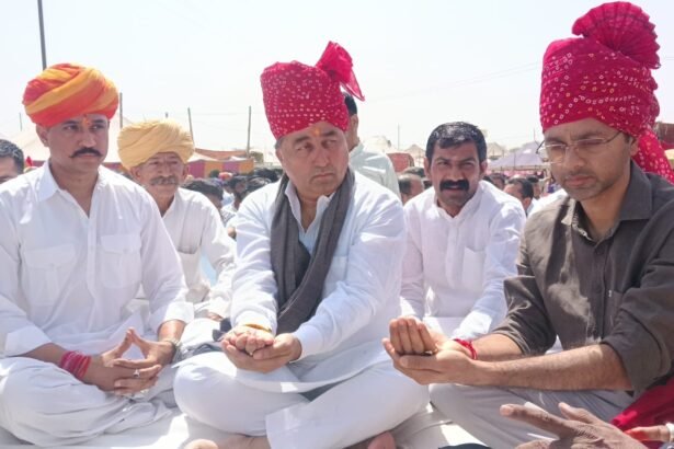 ध्वजारोहण के साथ विधिवत शुरू हुआ श्री मल्लीनाथ पशु मेला तिलवाड़ा, विधिवत पूजा-अर्चना कर उद्योग एवं वाणिज्य राज्यमंत्री कृष्ण कुमार विश्नोई ने किया ध्वजारोह IMG 20260315 WA0038