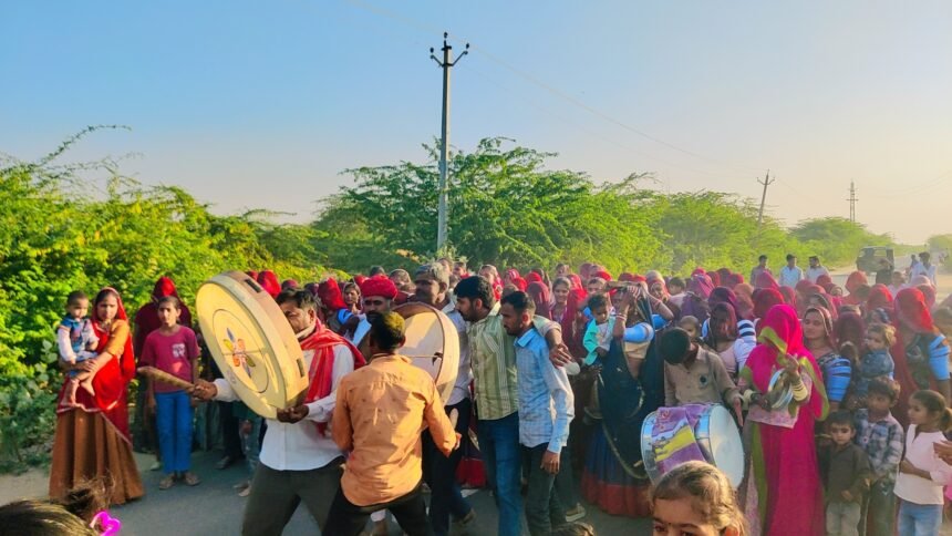 धूमधाम के साथ हुआ होलिका दहन, गेरियों ने चंग की थाप पर जमकर मचाई धूम IMG 20260304 180941